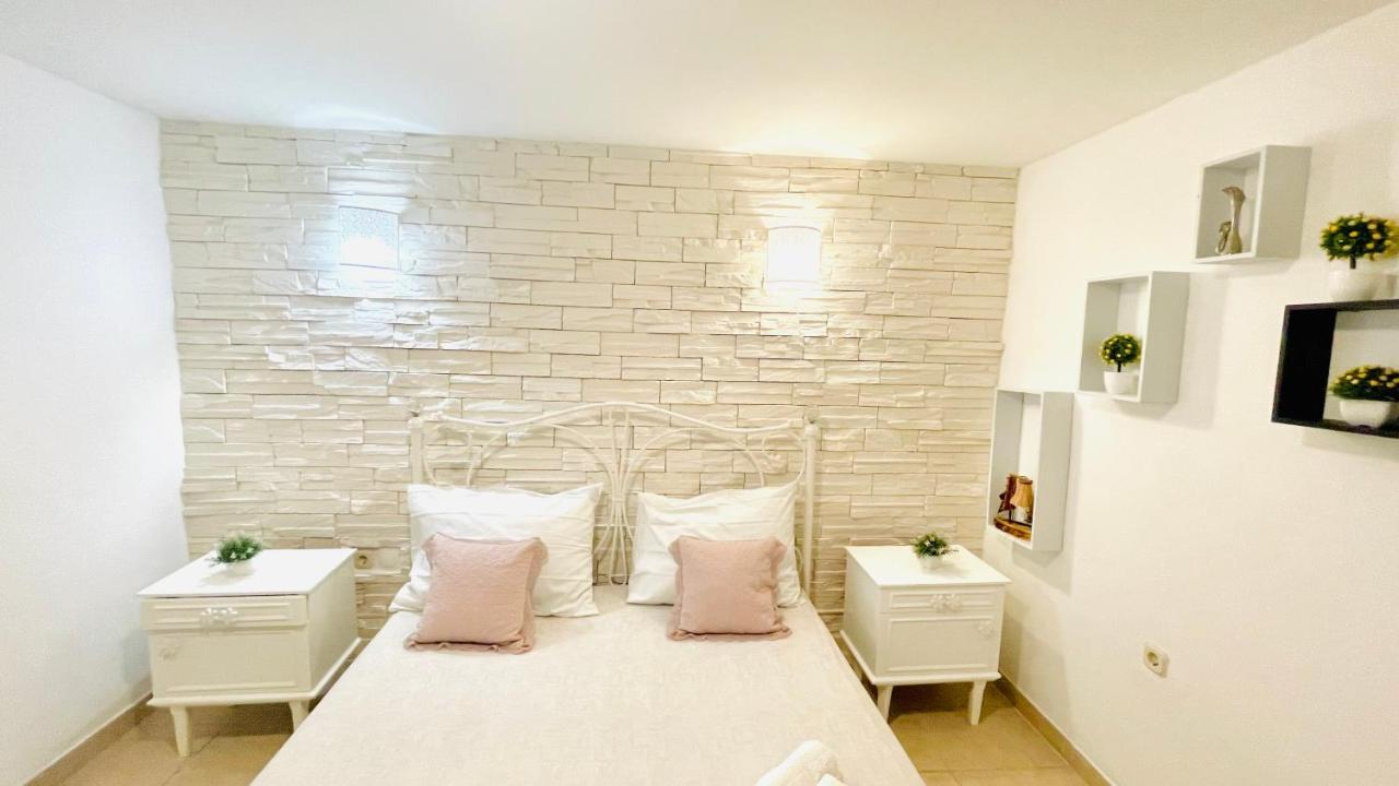Colorful And Happy Apartment Sukosan - With Parking מראה חיצוני תמונה