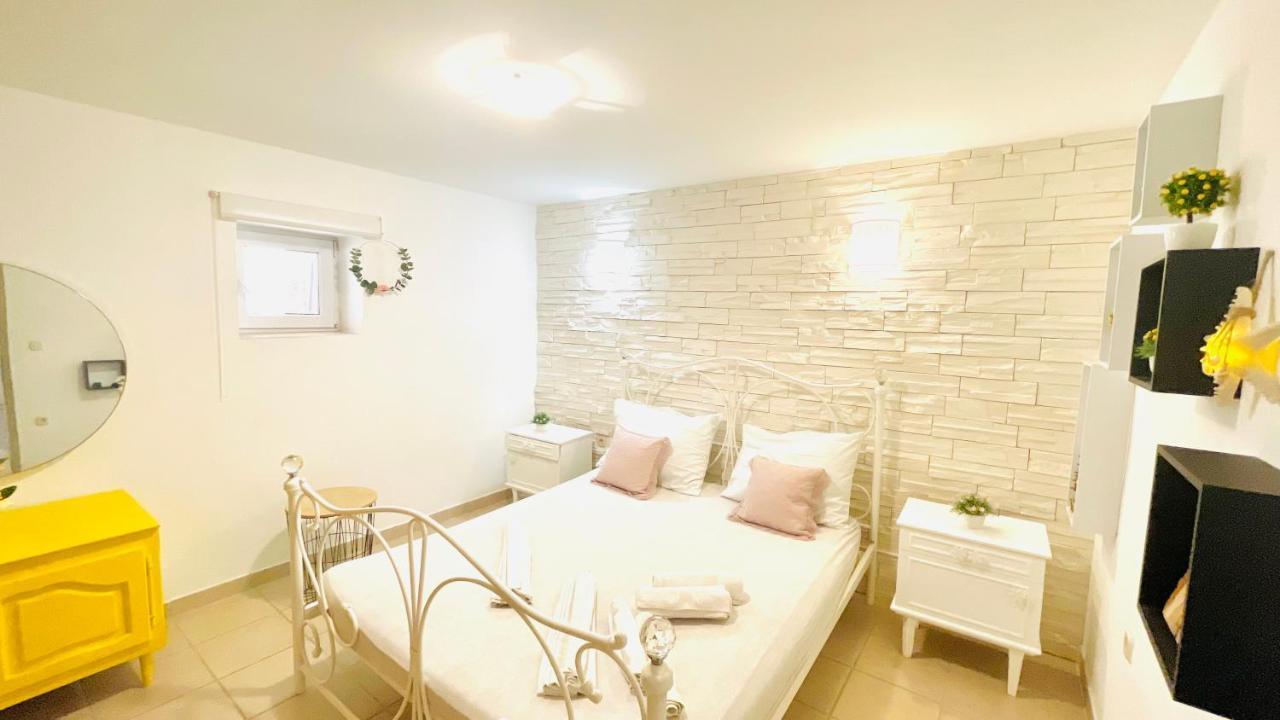 Colorful And Happy Apartment Sukosan - With Parking מראה חיצוני תמונה